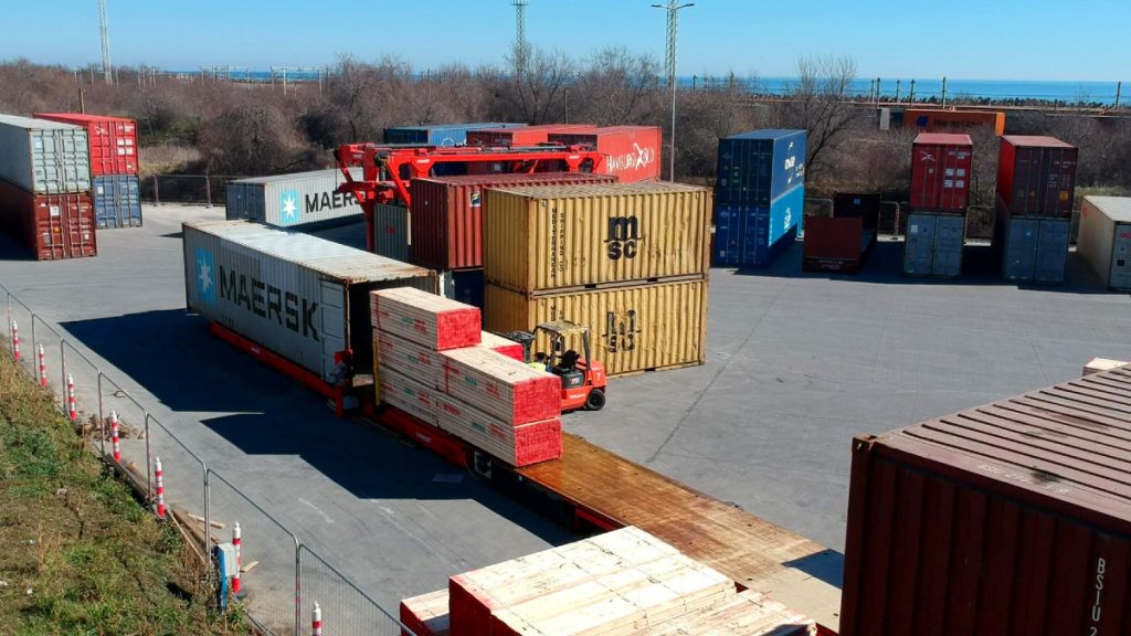 CONTAINER-MAG: Fast Freight receives new Combilift product for fast ...